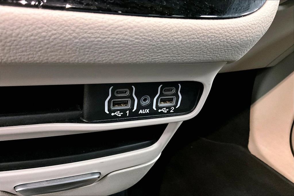 Used 2024 Chrysler Pacifica Select image 16