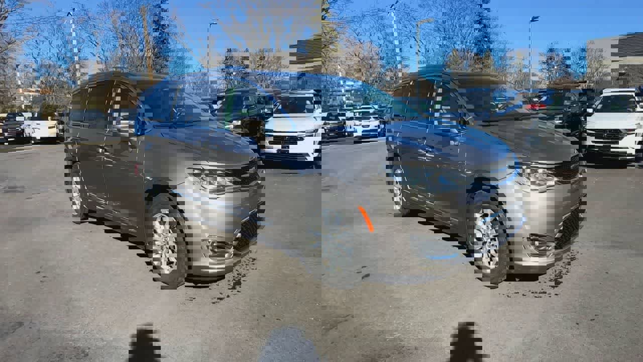 Used 2018 Chrysler Pacifica Touring-L image 2