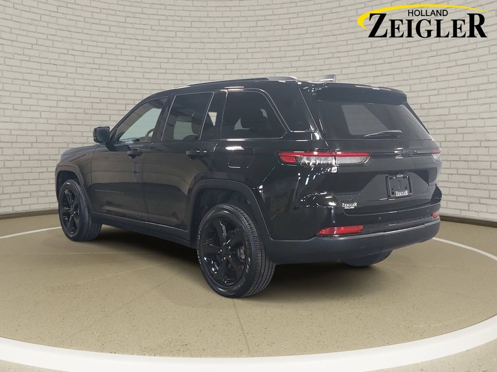 Used 2023 Jeep Grand Cherokee Altitude AWD/4WD image 7