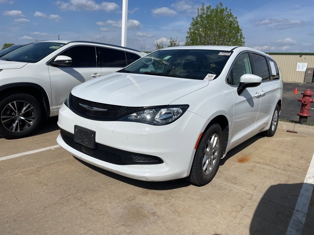 Used 2023 Chrysler Voyager LX FWD image 2