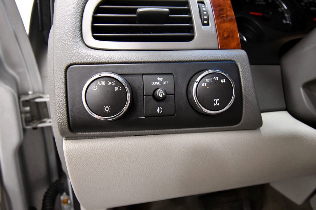 Used 2013 Chevrolet Avalanche LTZ AWD/4WD image 21