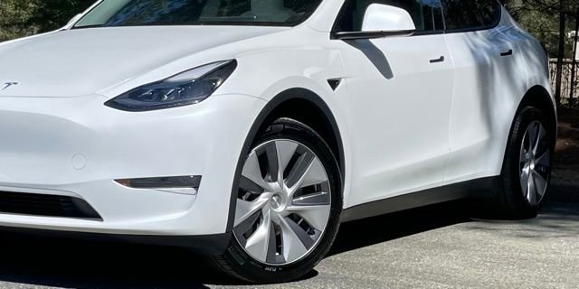Used 2024 Tesla Model Y Long Range AWD/4WD image 3