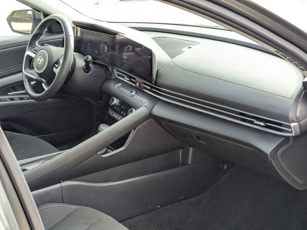 Used 2025 Hyundai Elantra SEL image 27