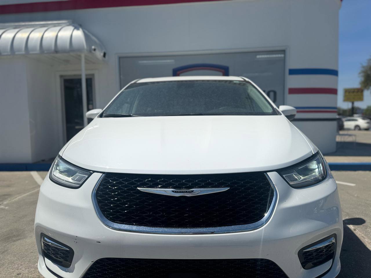 Used 2023 Chrysler Pacifica Touring-L image 9