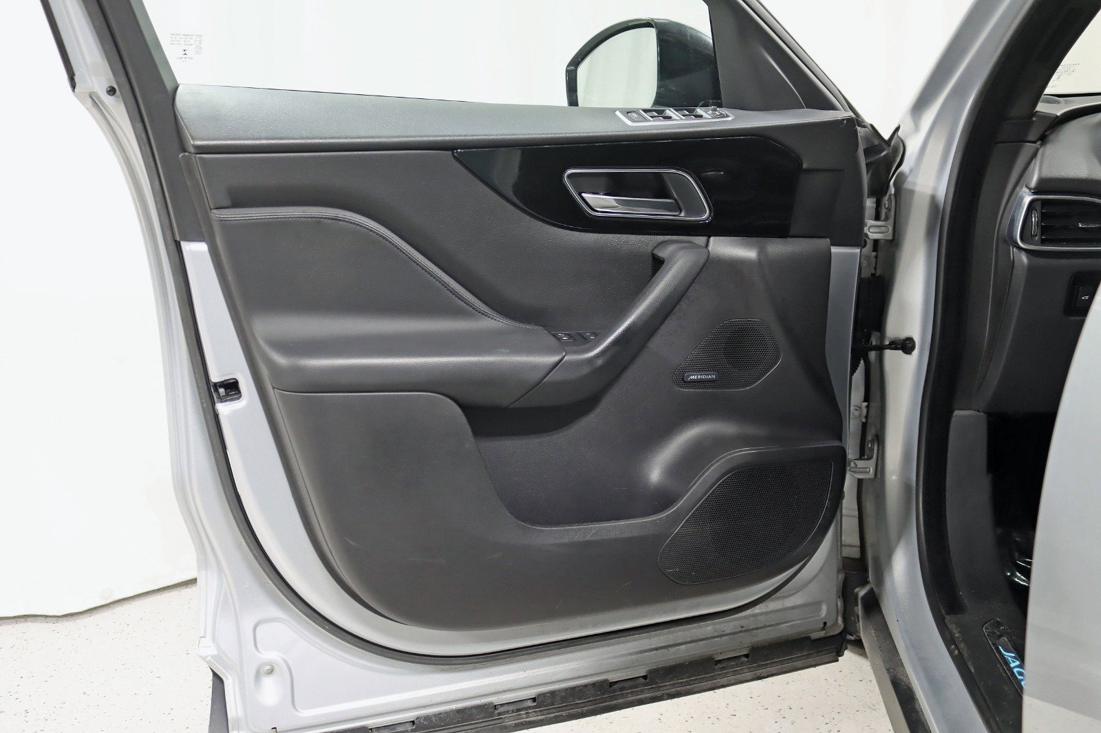 Used 2019 Jaguar F-PACE Premium image 32