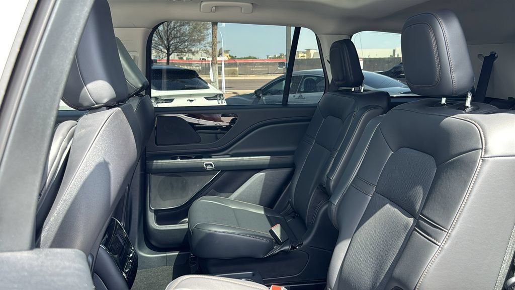 New 2026 Lincoln Aviator AWD w/ Jet Appearance Package image 23