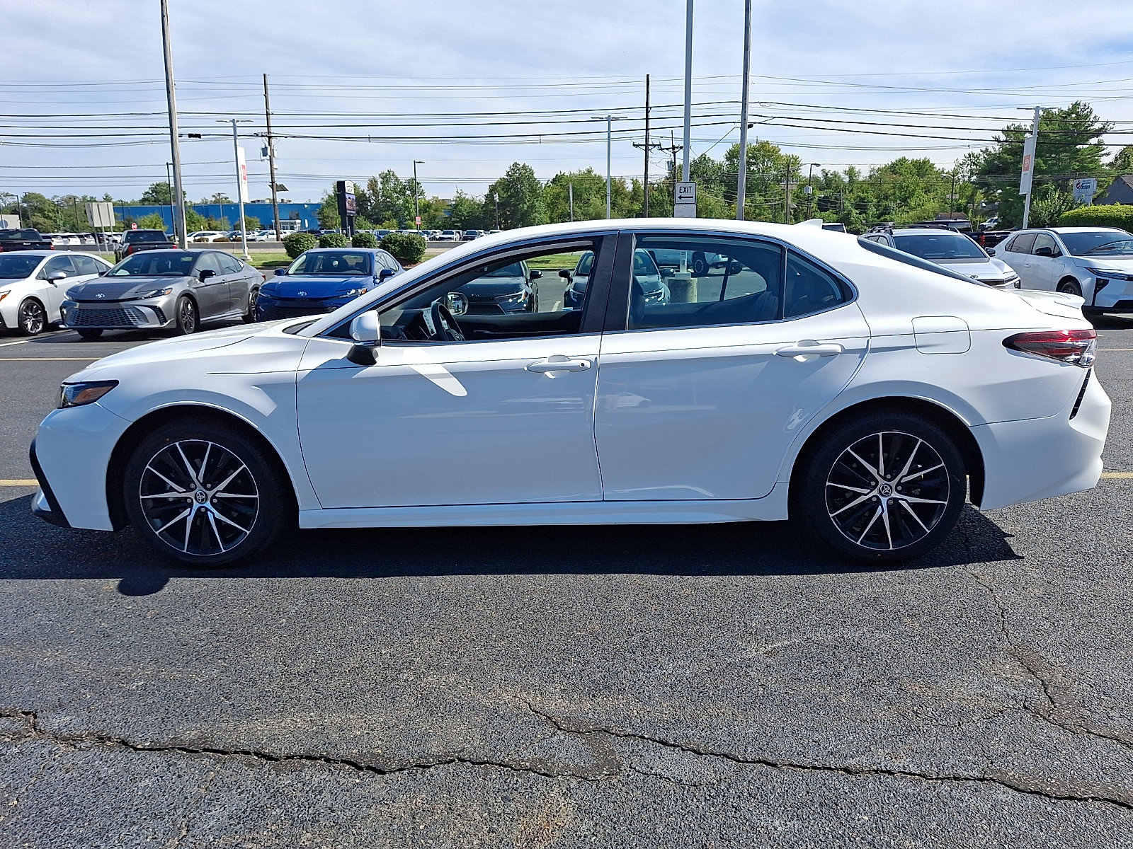 Used 2024 Toyota Camry SE FWD image 4