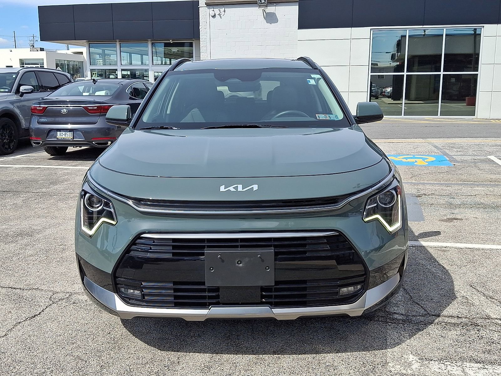 Used 2023 Kia Niro EX Touring image 2