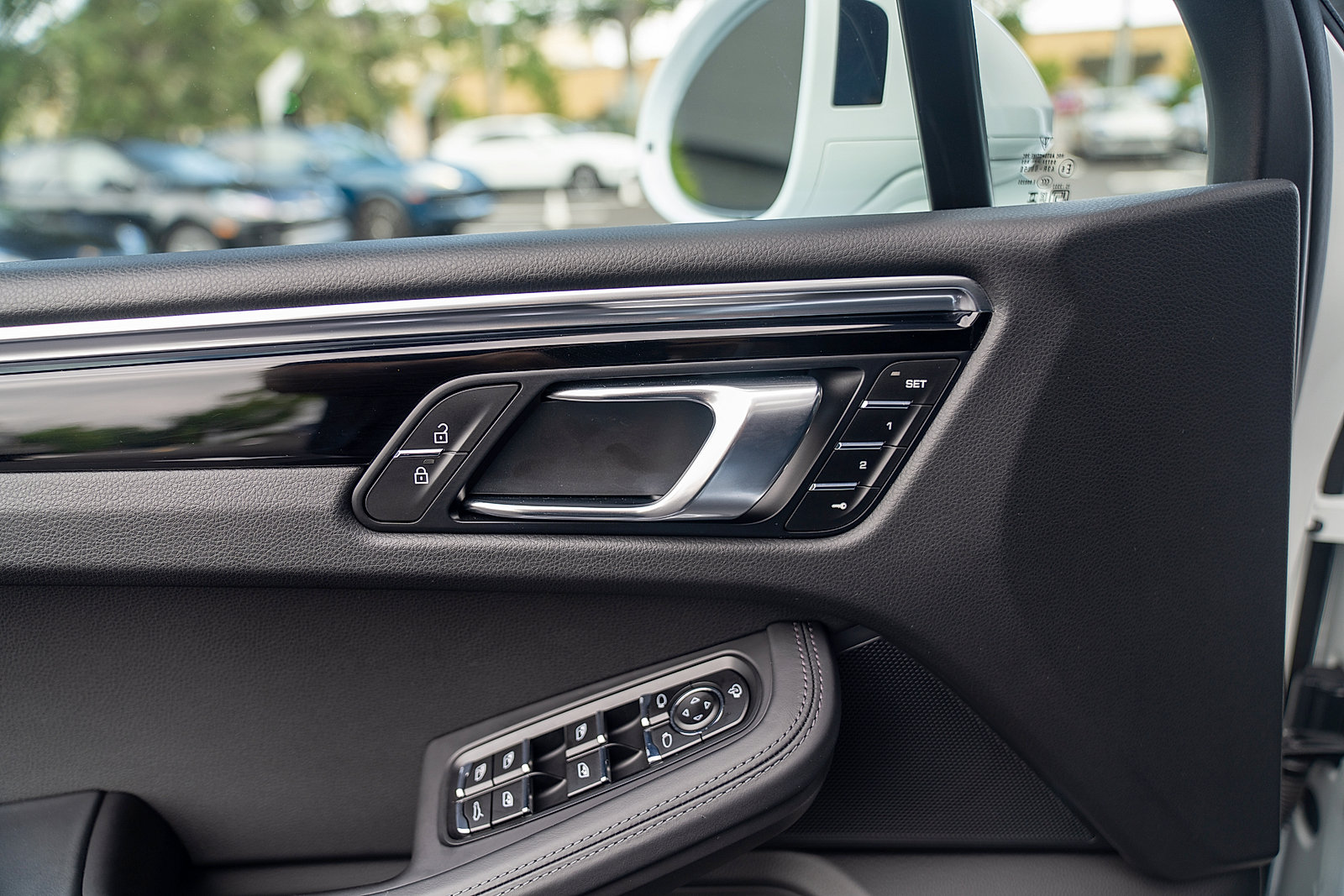 Certified 2025 Porsche Macan AWD/4WD image 18