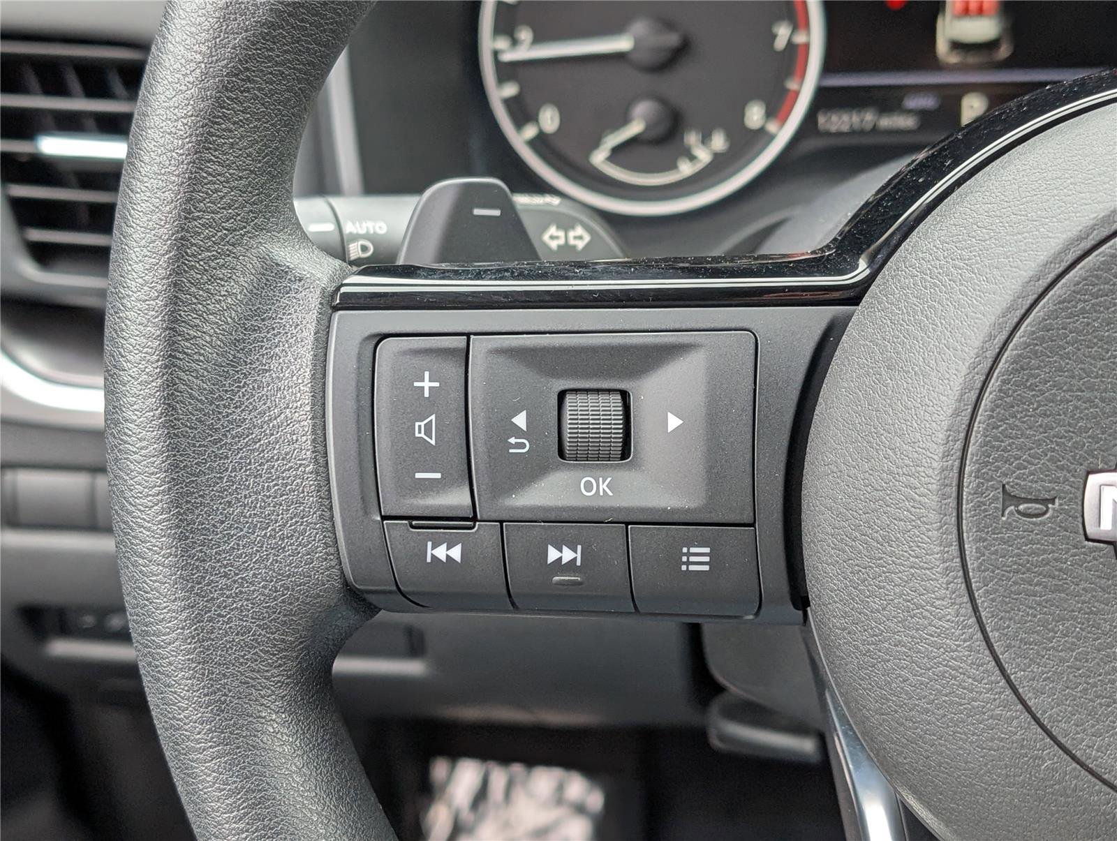 Used 2023 Nissan Rogue SV image 21