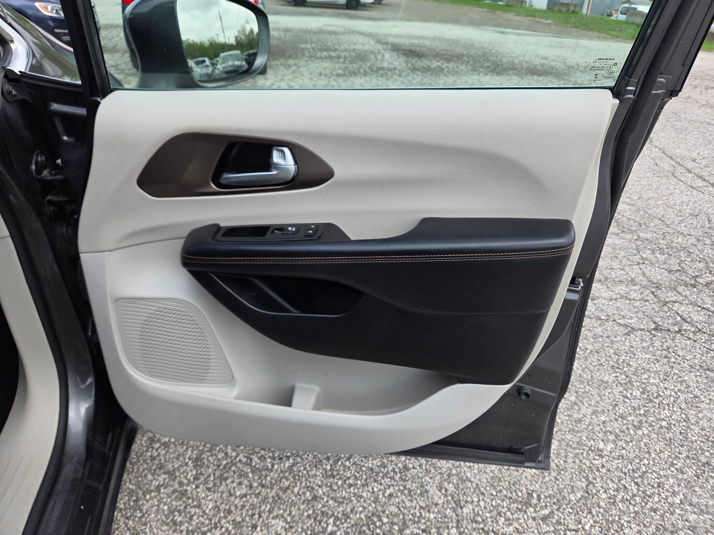 Used 2017 Chrysler Pacifica Touring-L FWD image 24