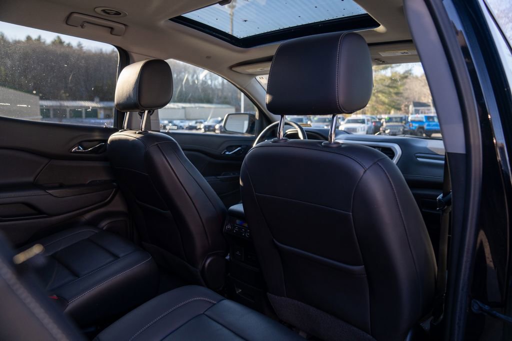 Used 2023 GMC Acadia SLT w/ Elevation Edition image 16