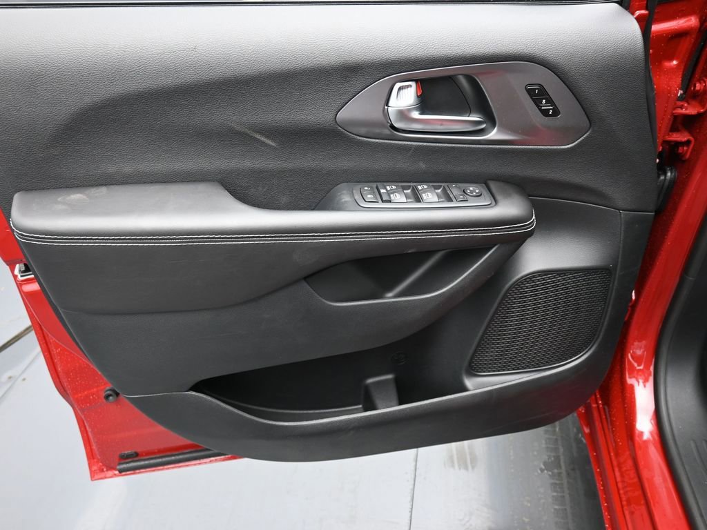New 2026 Chrysler Pacifica Select w/ S Appearance Package image 9