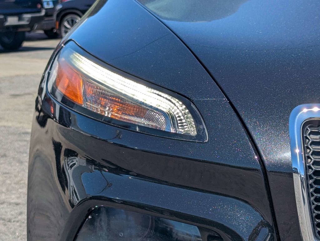 Used 2016 Jeep Cherokee Latitude w/ Comfort/Convenience Group image 11