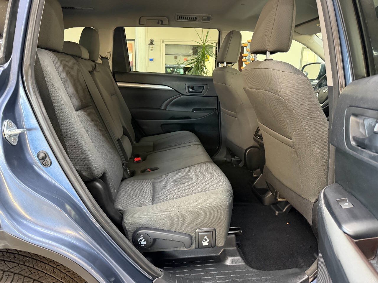Used 2016 Toyota Highlander LE FWD image 17