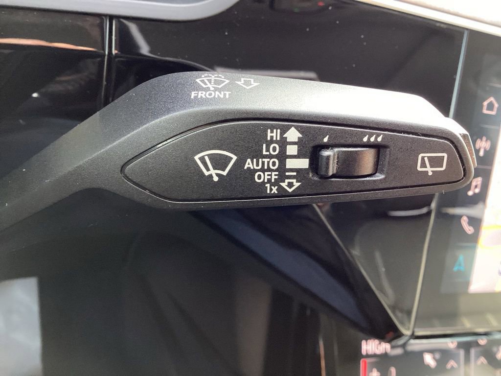 Used 2019 Audi e-tron Prestige w/ Prestige Package image 27