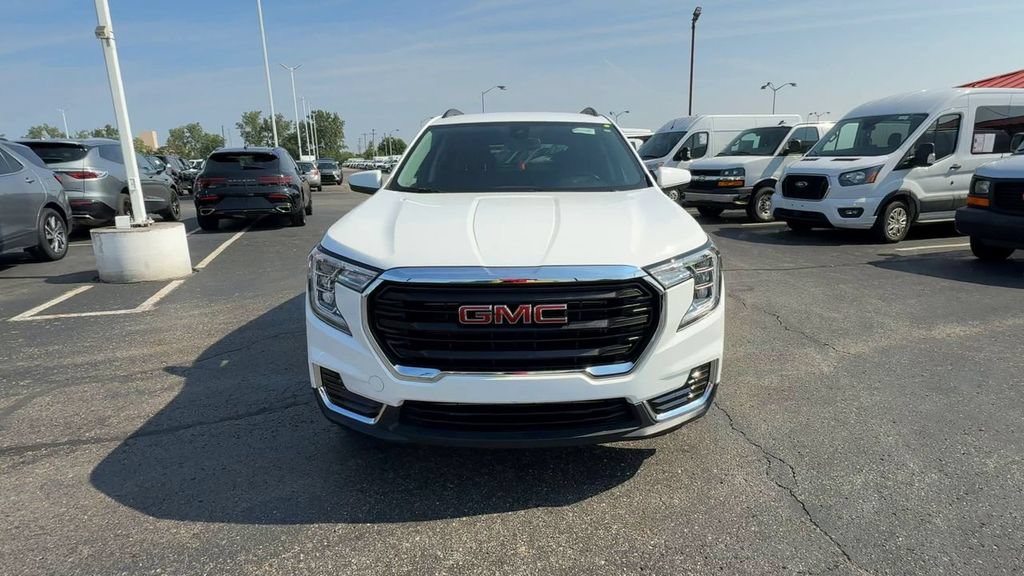 Used 2024 GMC Terrain SLE w/ Driver Convenience Package FWD image 3