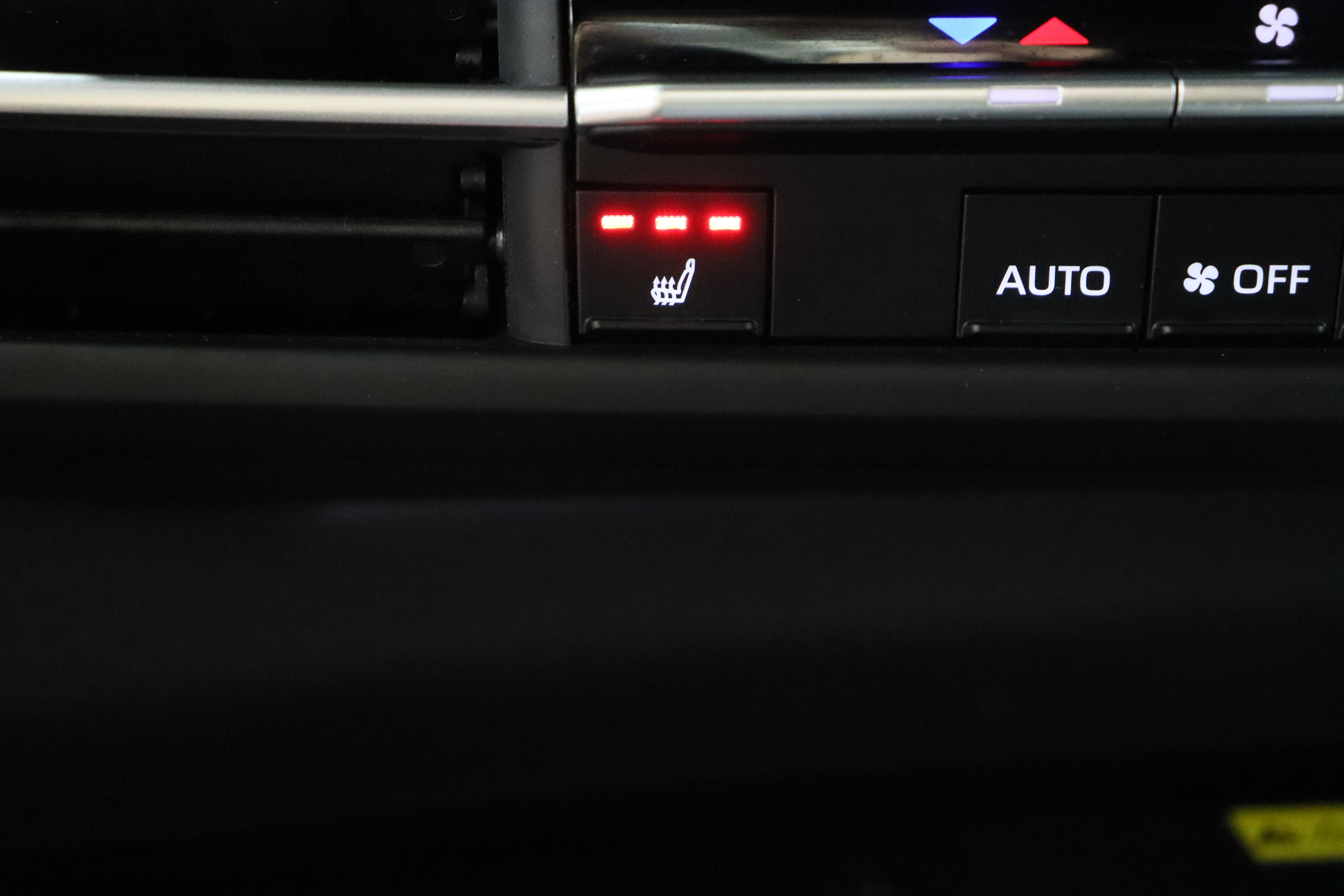 Used 2025 Toyota Sienna XLE Woodland Edition image 23