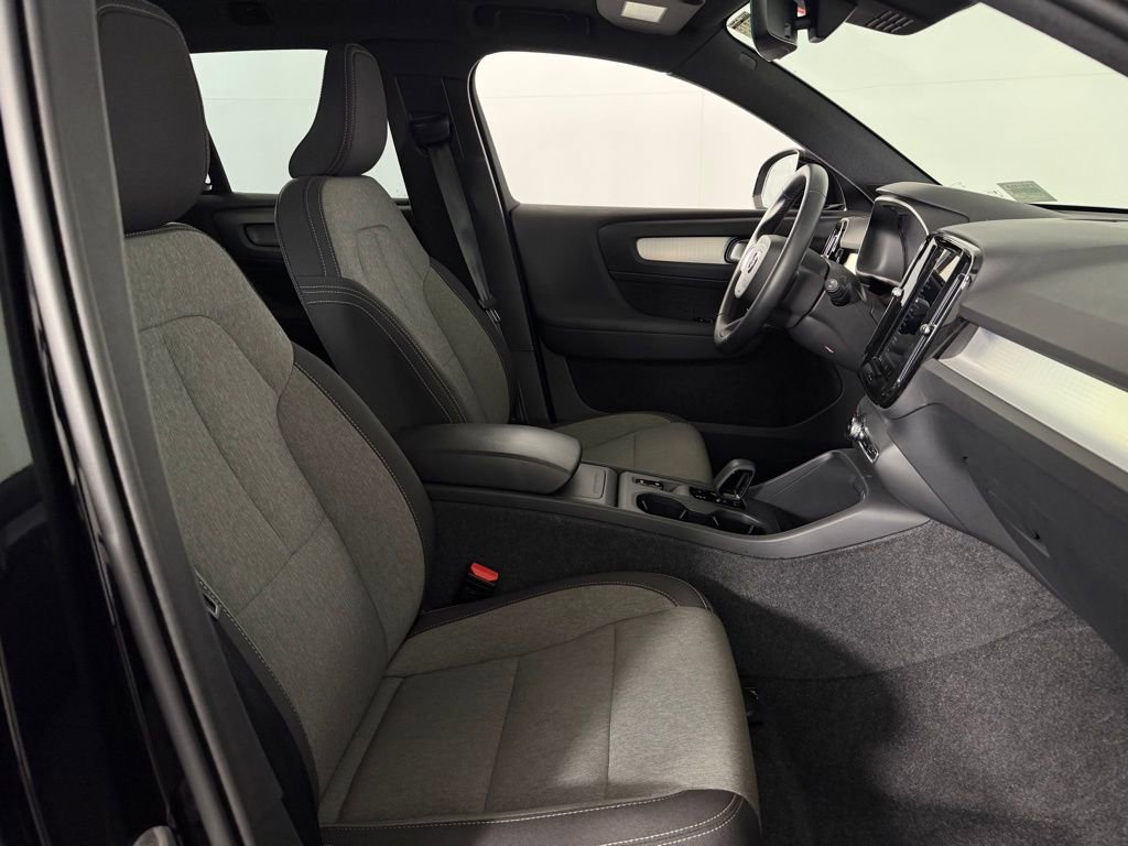 Used 2025 Volvo XC40 B5 Core image 33