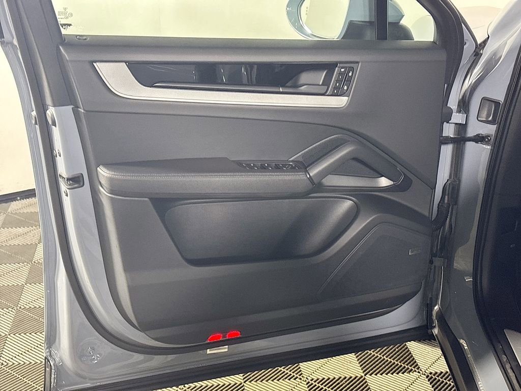 Used 2024 Porsche Cayenne Coupe w/ Premium Package Plus image 10