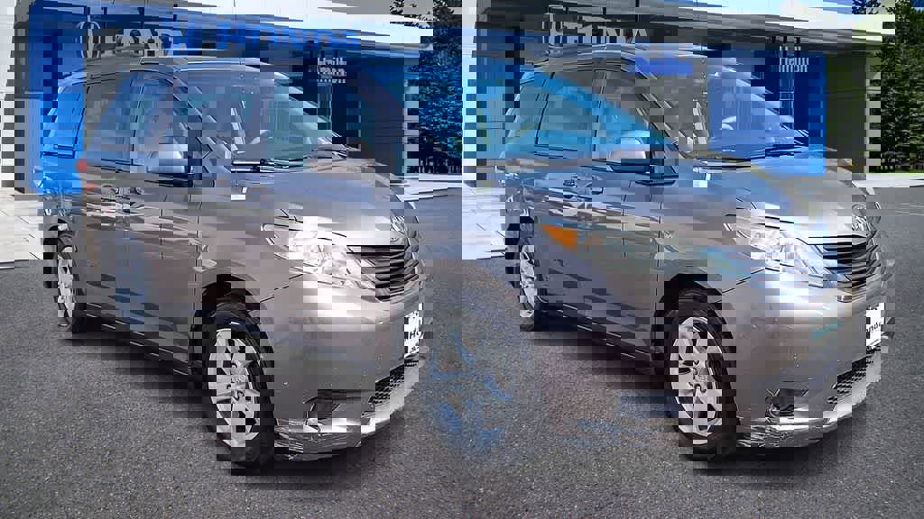 Used 2011 Toyota Sienna LE image 2