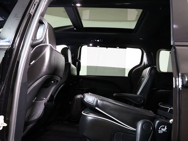 Used 2025 Chrysler Pacifica Limited FWD image 16