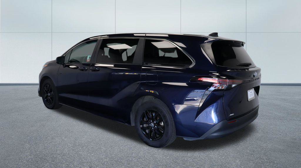 Used 2024 Toyota Sienna LE AWD/4WD image 3