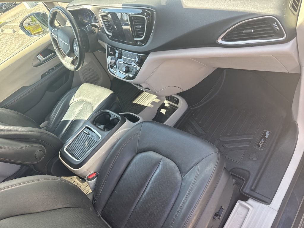 Used 2020 Chrysler Pacifica Touring-L Plus image 5