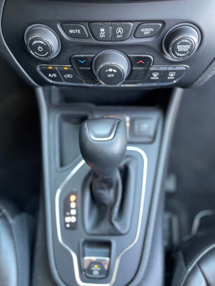 Used 2021 Jeep Cherokee Latitude Plus w/ Mopar Interior Package image 6