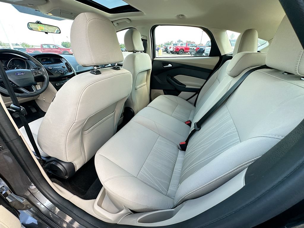 Used 2015 Ford Focus SE w/ SE Sport Package FWD image 4