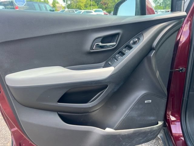 Used 2017 Chevrolet Trax LT w/ Sun & Sound Package FWD image 17
