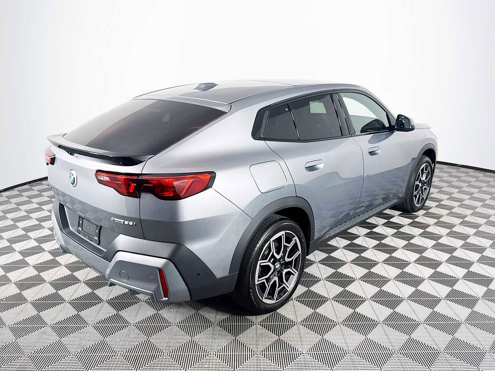 Used 2025 BMW X2 xDrive28i w/ Premium Package image 5