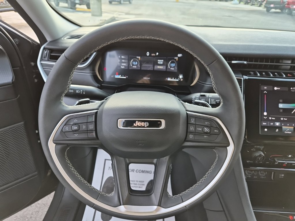 Used 2024 Jeep Grand Cherokee Laredo AWD/4WD image 37