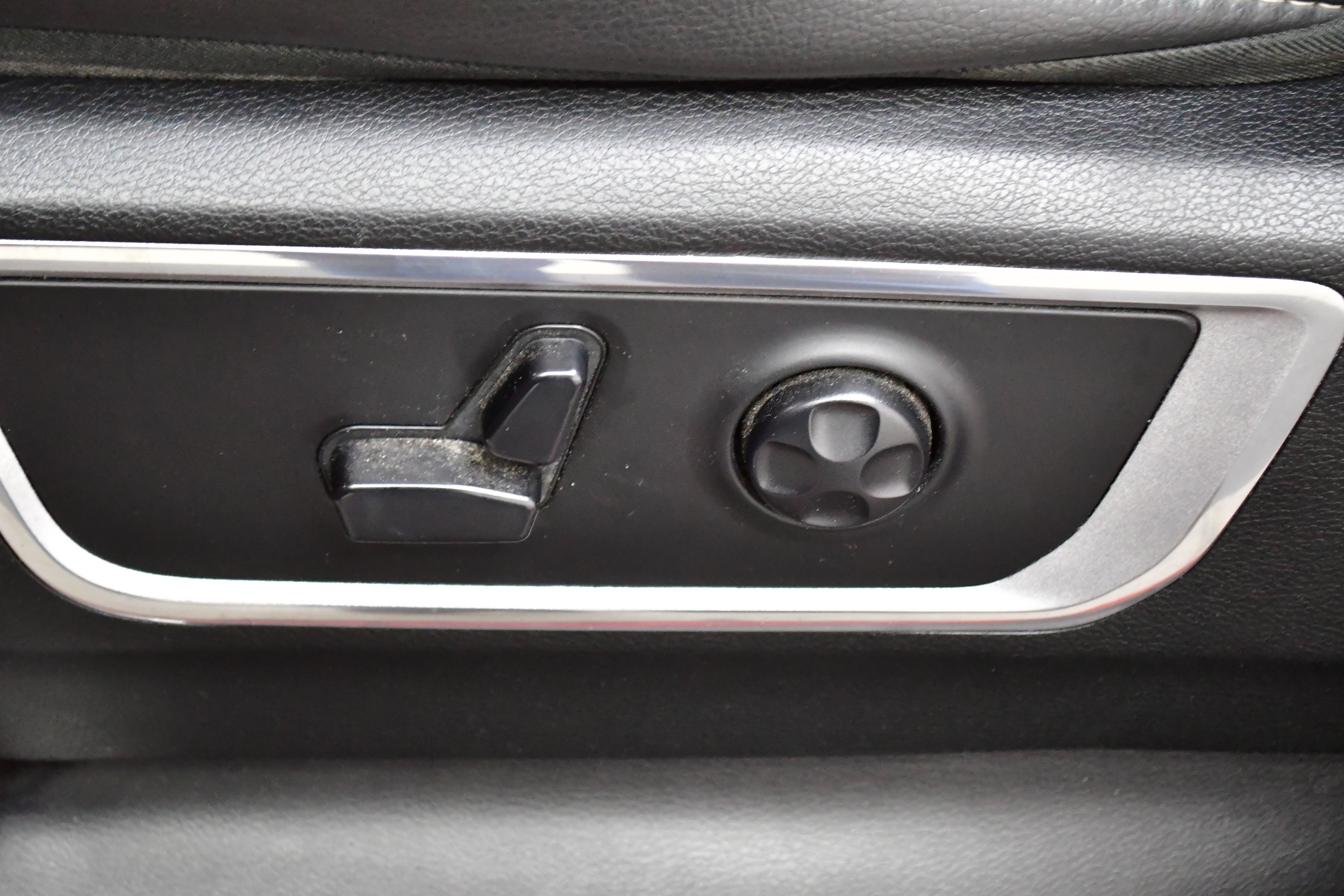 Used 2019 RAM 1500 Laramie w/ Sport Appearance Package AWD/4WD image 12