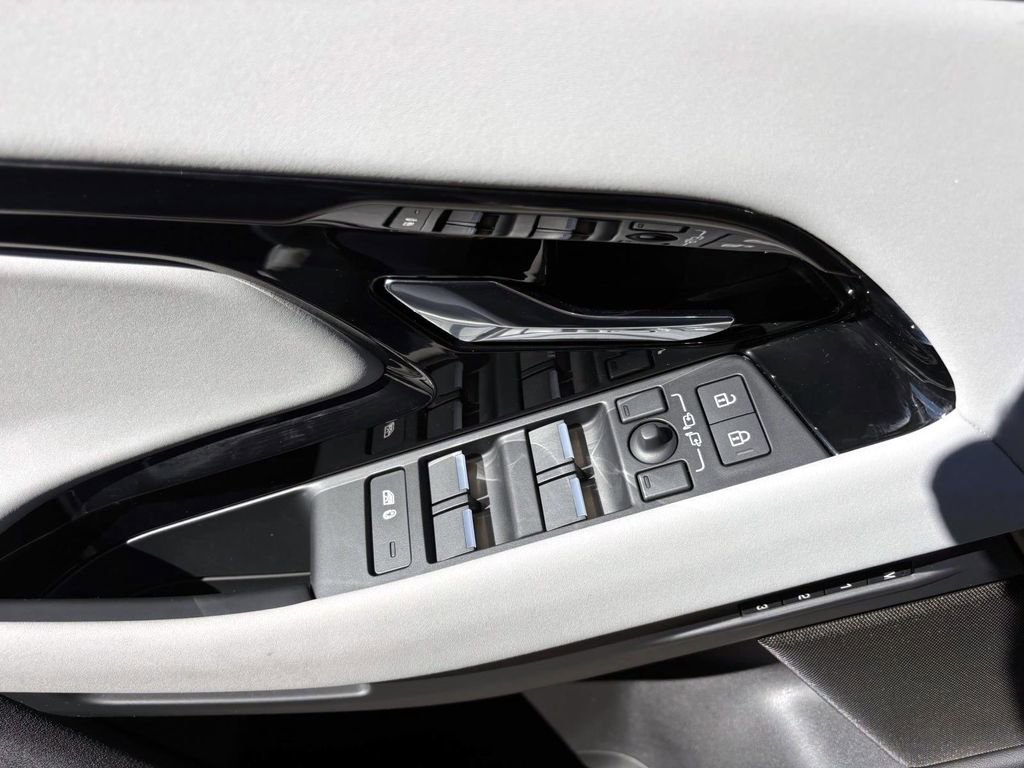 Certified 2025 Land Rover Range Rover Evoque Dynamic SE image 12