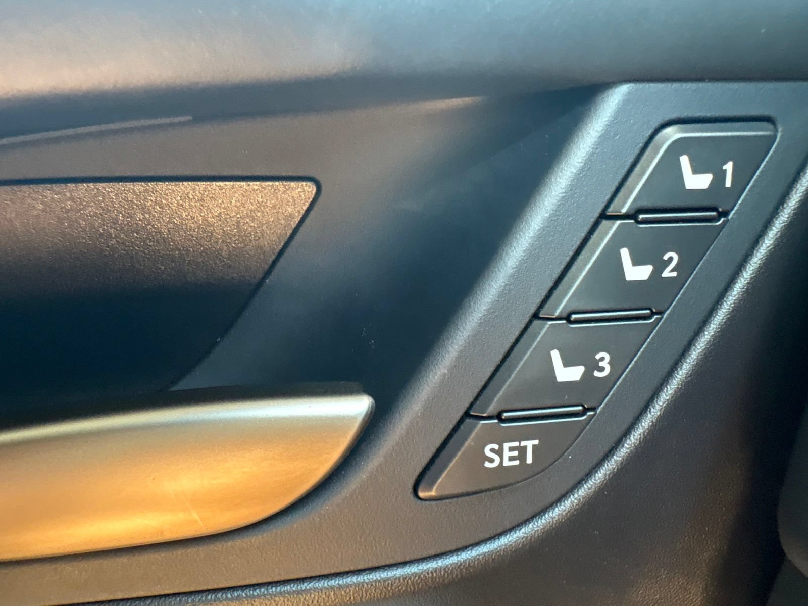 Used 2019 Lexus LX 570 4WD w/ Luxury Package image 18