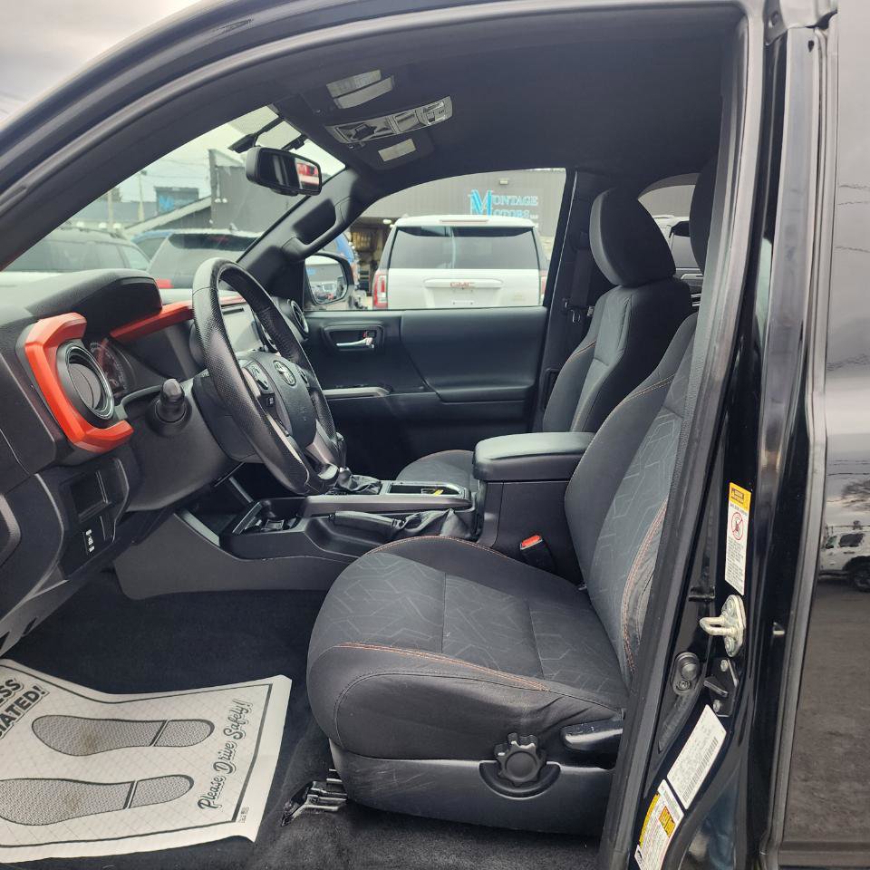 Used 2016 Toyota Tacoma TRD Off-Road w/ Premium & Technology Package image 16