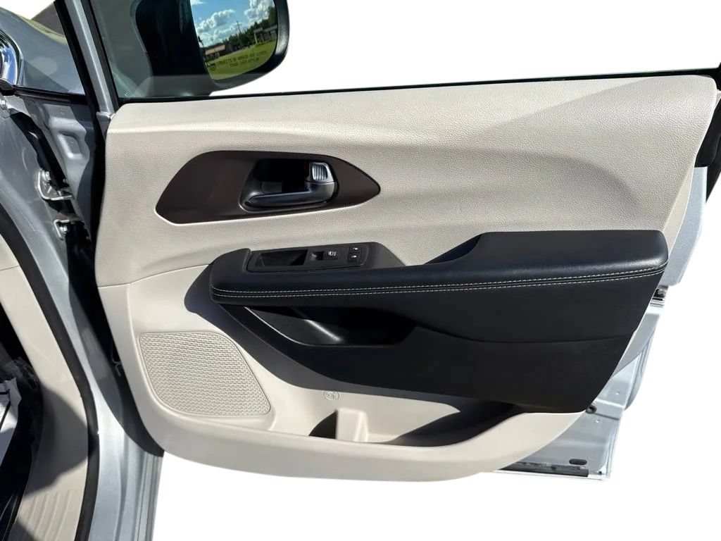 Used 2023 Chrysler Voyager LX FWD image 13