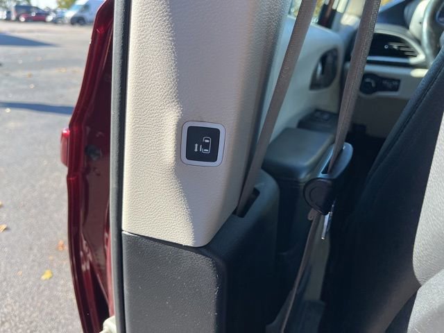 Used 2020 Chrysler Pacifica Touring-L image 19