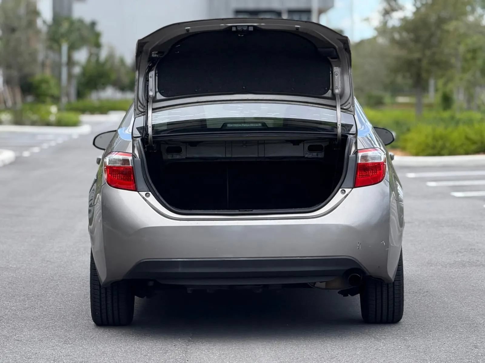 Used 2015 Toyota Corolla LE FWD image 2