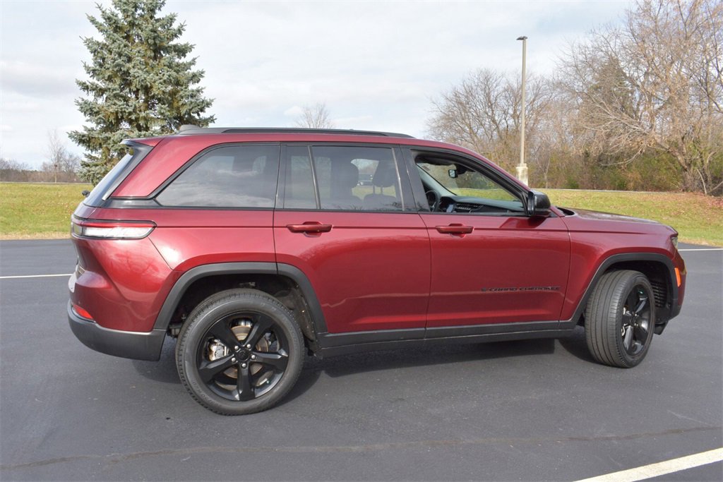 Used 2023 Jeep Grand Cherokee Limited w/ Black Appearance Package image 4