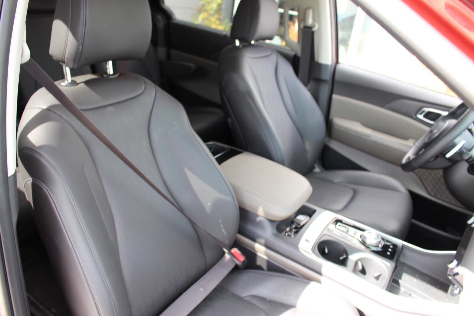 Used 2026 Kia Carnival EX image 16