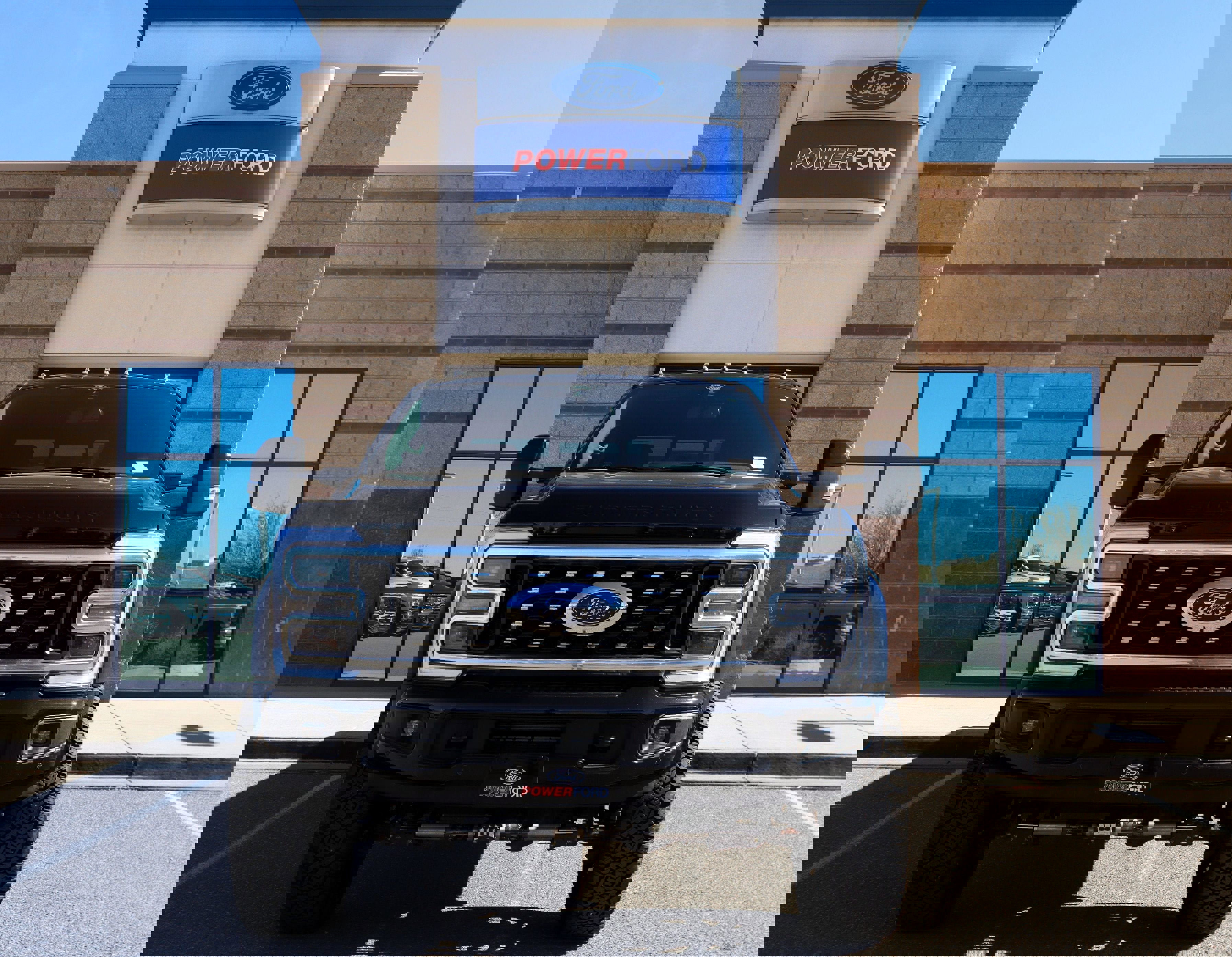 Used 2025 Ford F450 Platinum w/ FX4 Off-Road Package image 3