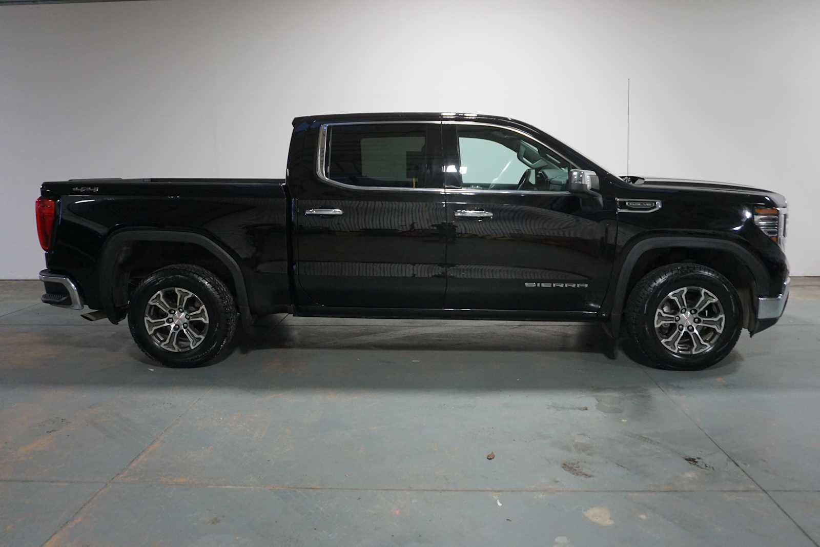 Certified 2025 GMC Sierra 1500 SLT image 5