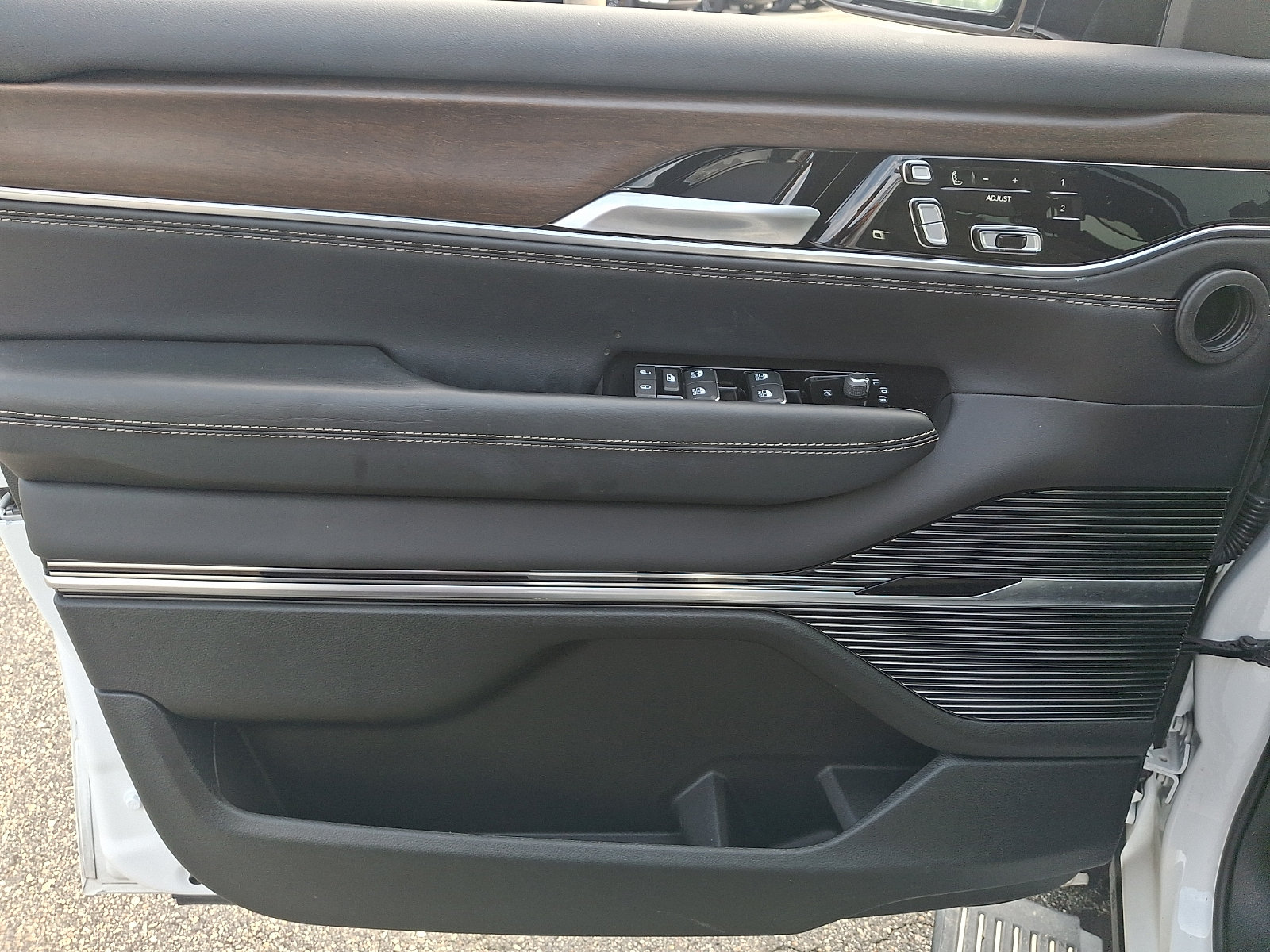 Used 2025 Jeep Grand Wagoneer 4WD image 13