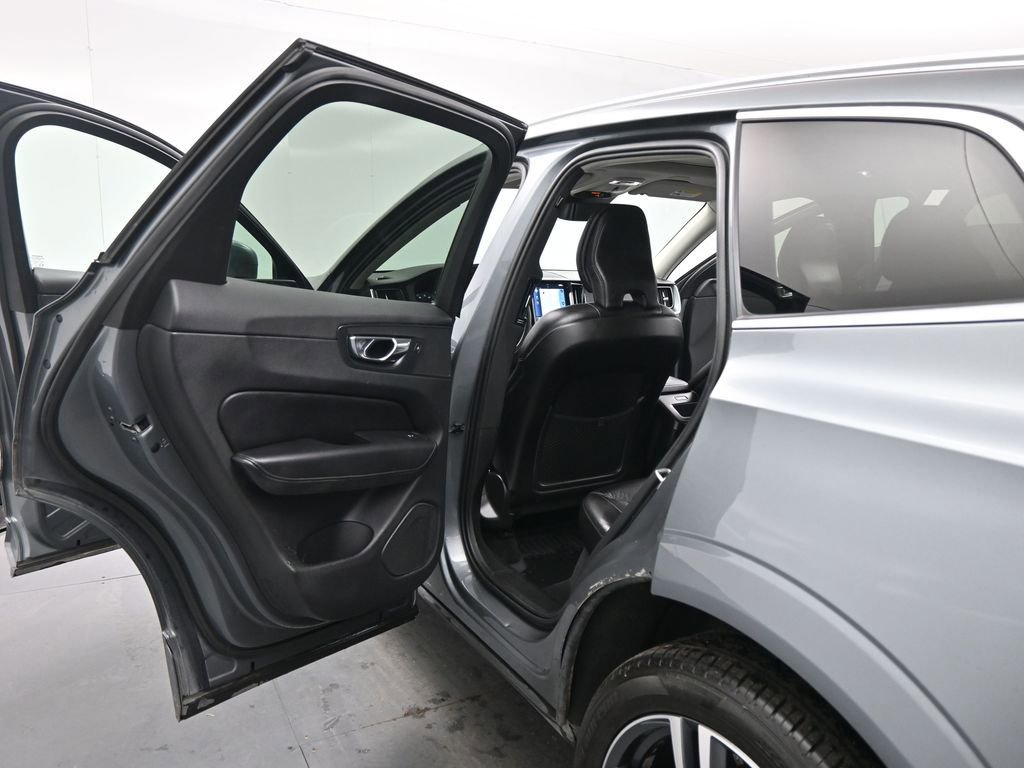 Used 2020 Volvo XC60 T5 Momentum w/ Protection Package Premier image 23