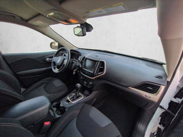 Used 2017 Jeep Cherokee Latitude FWD image 19