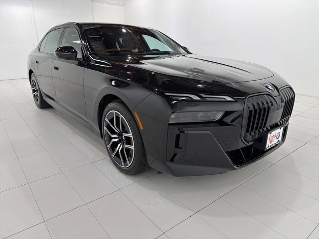 Used 2025 BMW 740i xDrive w/ Premium Package image 7