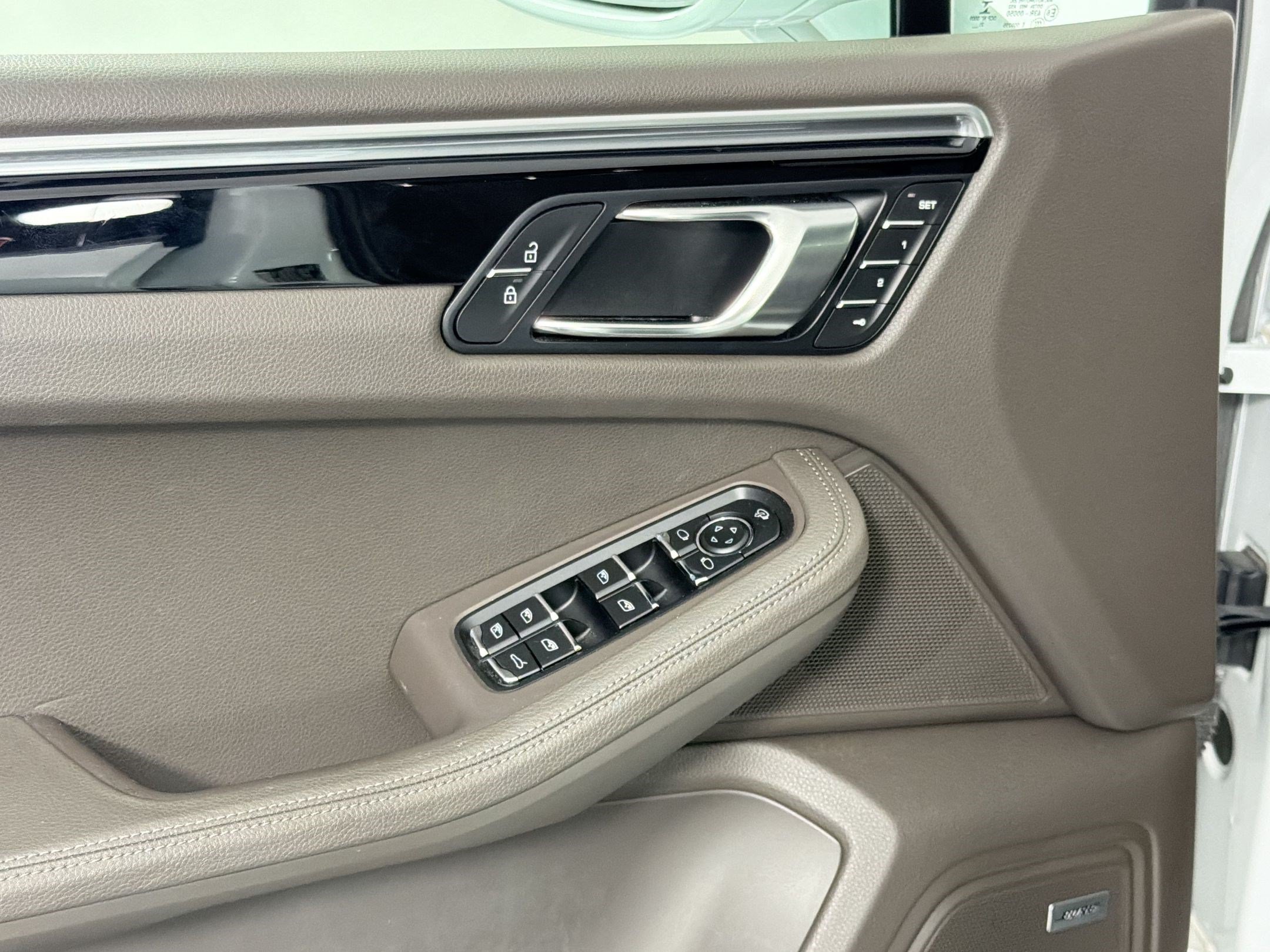 Certified 2022 Porsche Macan AWD/4WD image 15