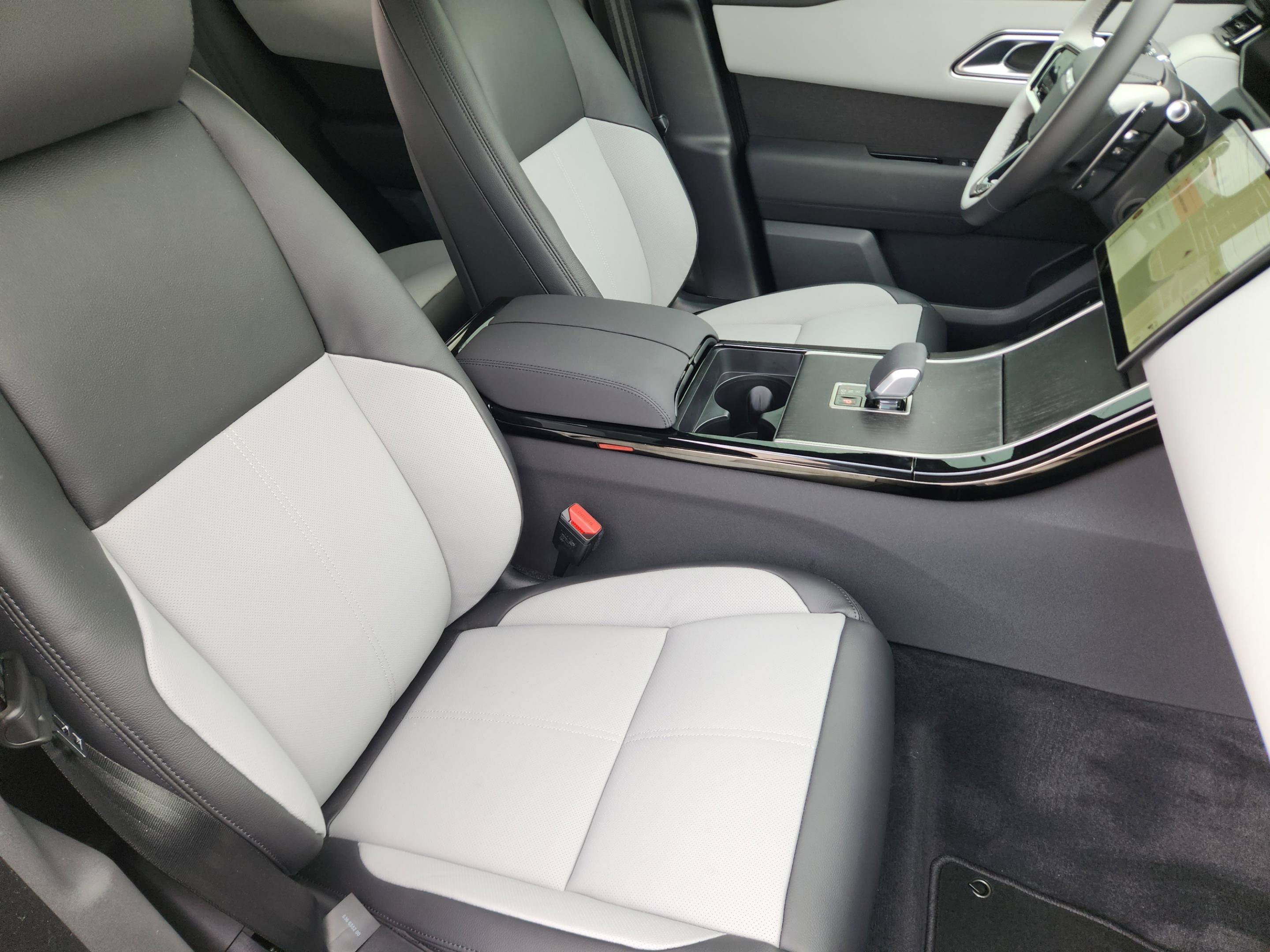 New 2026 Land Rover Range Rover Velar Dynamic SE AWD/4WD image 9
